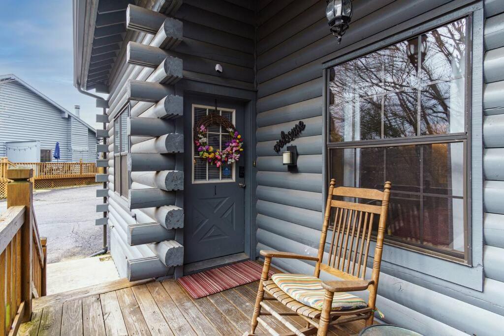 3 Bedroom Log Cabin Condo Close To Everything! Брэнсон Экстерьер фото