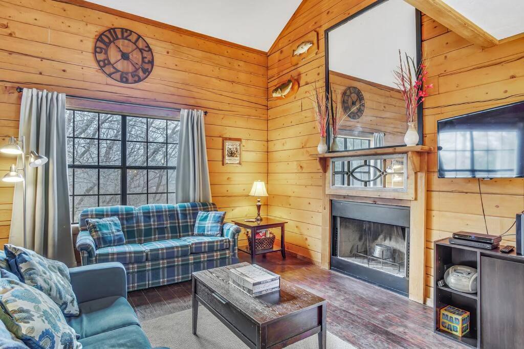 3 Bedroom Log Cabin Condo Close To Everything! Брэнсон Экстерьер фото