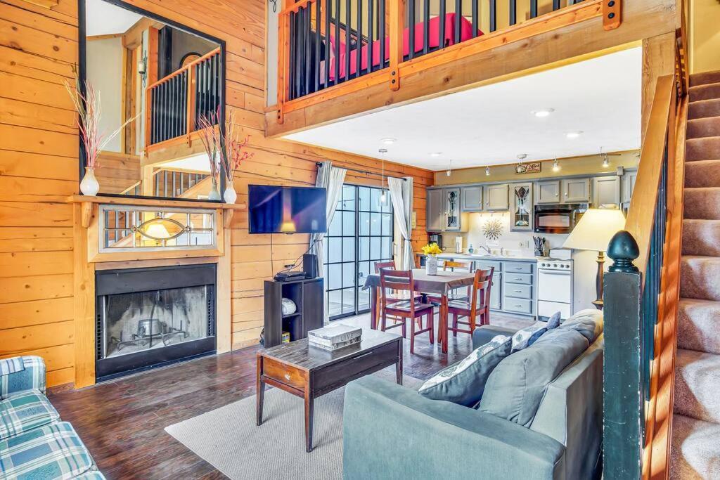 3 Bedroom Log Cabin Condo Close To Everything! Брэнсон Экстерьер фото
