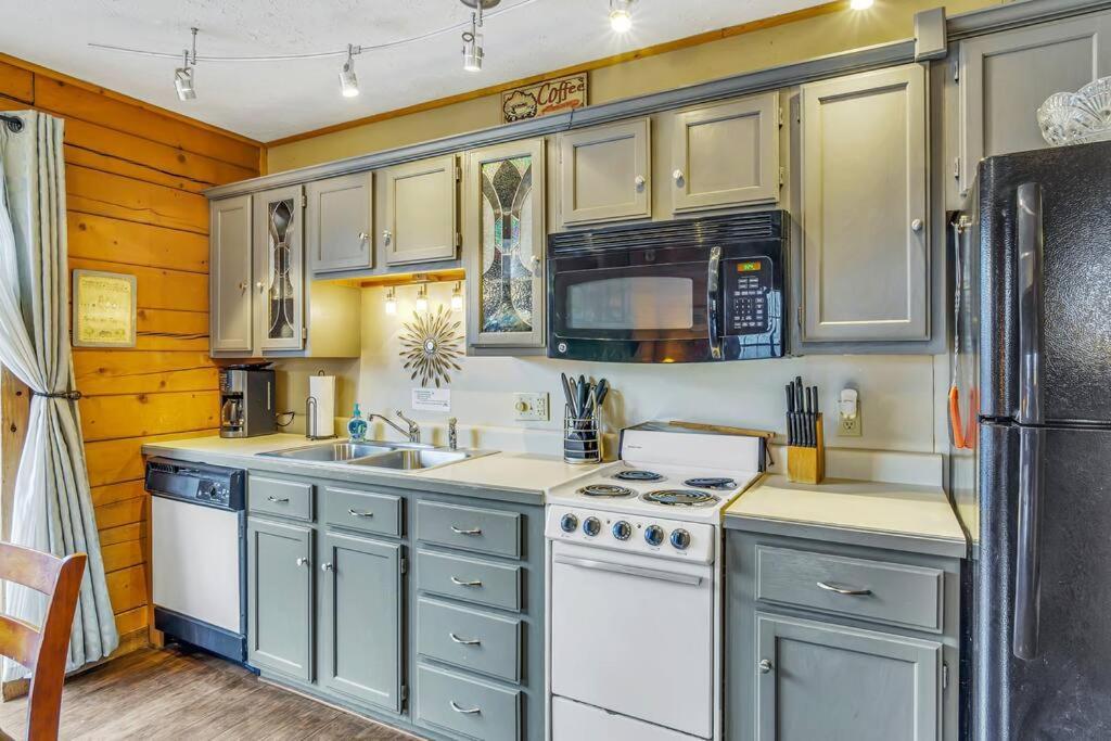 3 Bedroom Log Cabin Condo Close To Everything! Брэнсон Экстерьер фото
